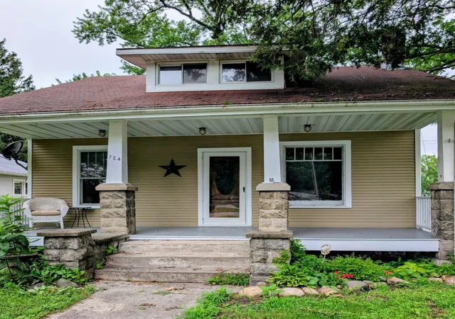 1st image of 724 Garfield St, Hobart, IN 46342 | MLS# 842190