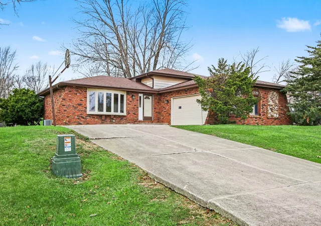 Homes for sale in Crown Point, IN | 1379 Leeward Rd, Crown Point, IN 46307 | MLS# 836638