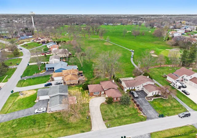 Homes for sale in Crown Point, IN | 1379 Leeward Rd, Crown Point, IN 46307 | MLS# 836638