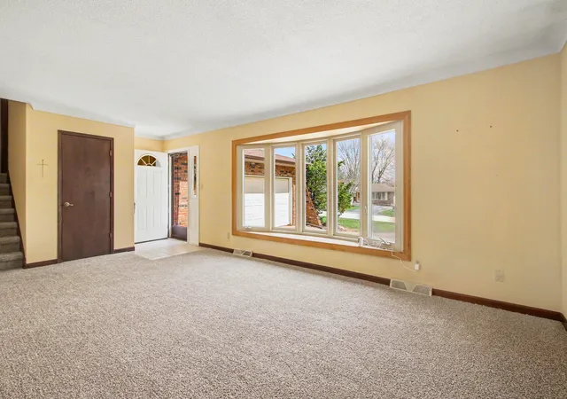 Homes for sale in Crown Point, IN | 1379 Leeward Rd, Crown Point, IN 46307 | MLS# 836638
