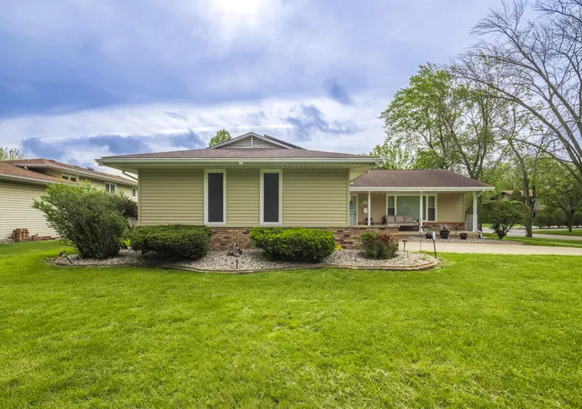 Photo 3 of Single family home for sale at 9619 Greenwood Ave, Munster, IN 46321 | MLS# 840351 | Listing updated on 2026-09-01