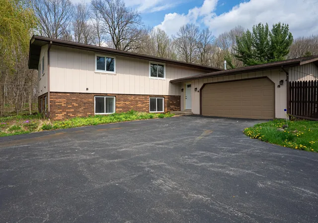 2nd image of 831 Opal Dr, Valparaiso, IN 46383 | MLS# 837330