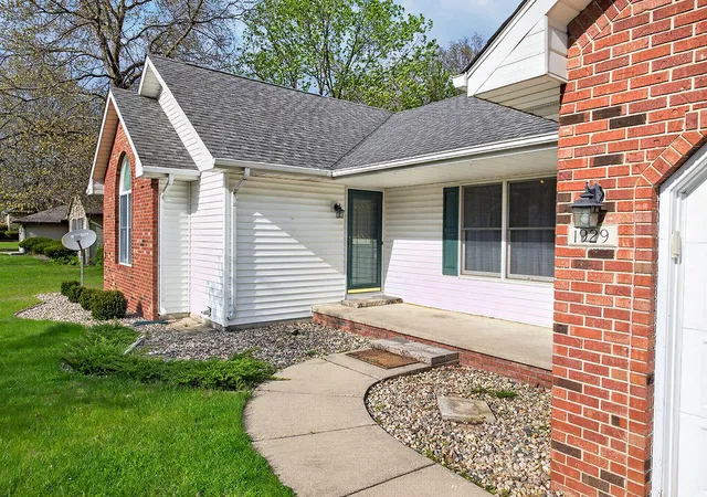 Homes for sale in De Motte, IN | 1929 Kapok St Sw, De Motte, IN 46310 | MLS# 837607