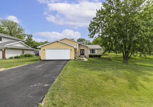 1st image of 1762 Broadacre Rd, Crown Point, IN 46307 | MLS# 838125