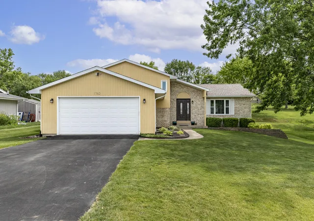 3rd image of 1762 Broadacre Rd, Crown Point, IN 46307 | MLS# 838125