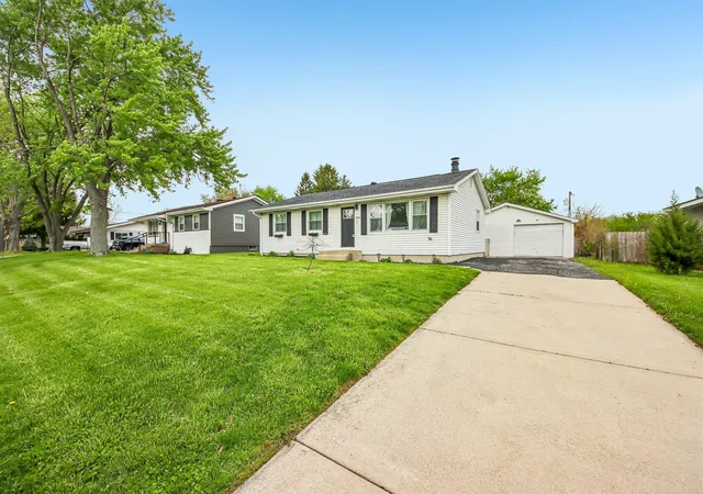 Homes for sale in Schererville, IN | 1906 Edison St, Schererville, IN 46375 | MLS# 838074