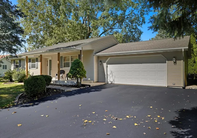 Homes for sale in Crown Point, IN | 2325 Drop Anchor Dr, Crown Point, IN 46307 | MLS# 838987