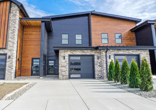 Photo 1 of Townhouse for sale at 216 Sawgrass Dr, Crown Point, IN 46307 | MLS# 839078 | Listing updated on 2026-08-27