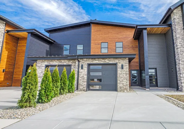 Photo 1 of Townhouse for sale at 214 Sawgrass Dr, Crown Point, IN 46307 | MLS# 839081 | Listing updated on 2026-08-27