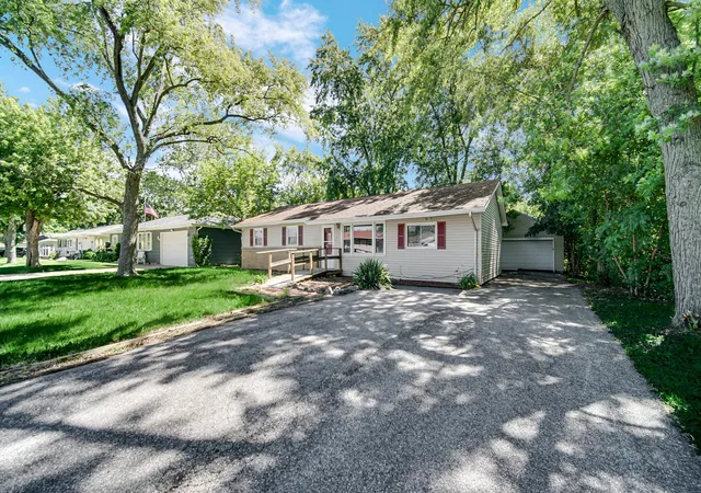 3rd image of 7713 Hendricks Pl, Merrillville, IN 46410 | MLS# 841183