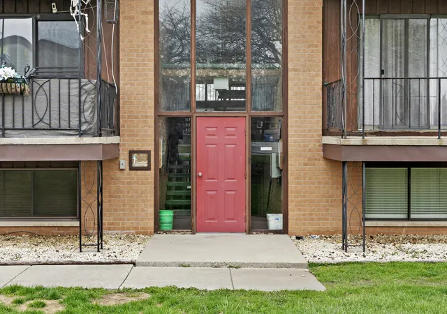 Homes for sale in Schererville, IN | 716 Moraine Tr #8, Schererville, IN 46375 | MLS# 839925