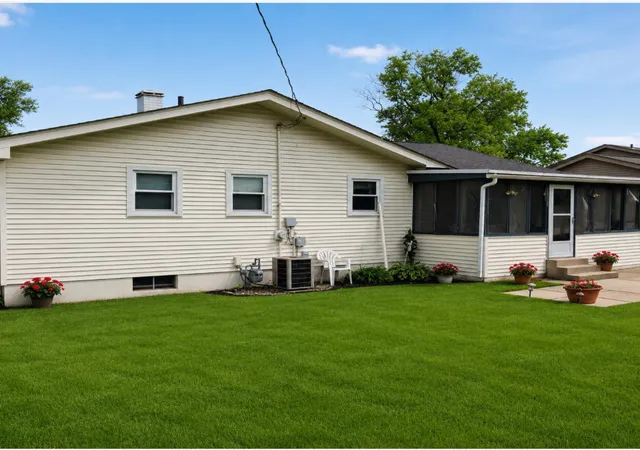 Homes for sale in Griffith, IN | 118 Minter Dr, Griffith, IN 46319 | MLS# 839523