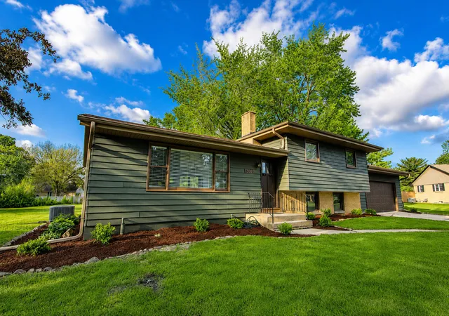 Homes for sale in St. John, IN | 12000 N Oakwood Dr, St. John, IN 46373 | MLS# 839652