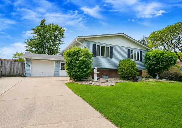 Homes for sale in Highland, IN | 9502 Forrest Dr, Highland, IN 46322 | MLS# 839813