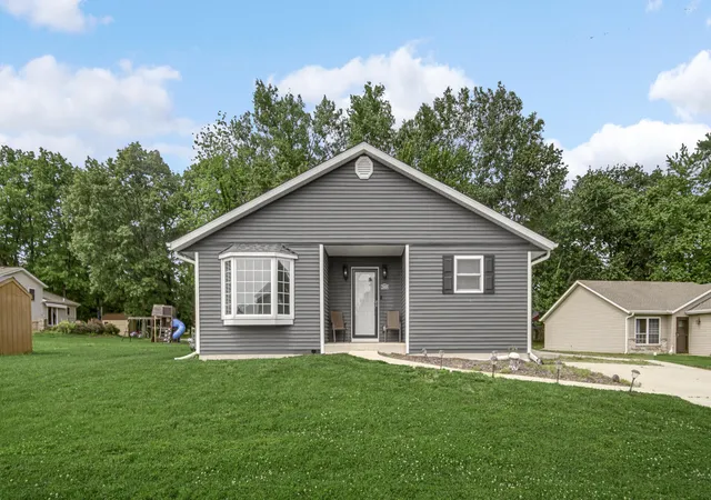 Homes for sale in Lake Station, IN | 2908 Watertown Ave, Lake Station, IN 46405 | MLS# 839909