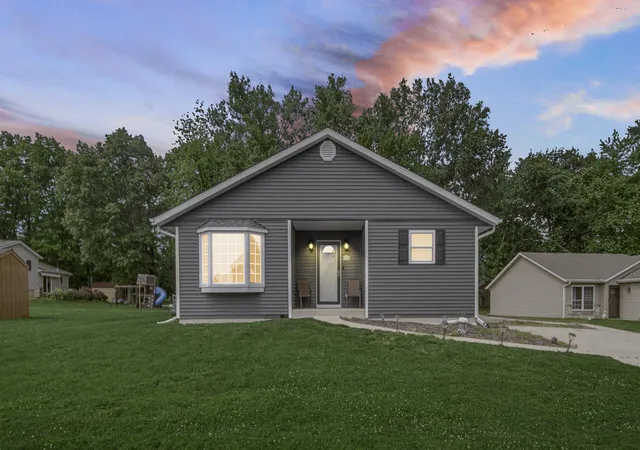 Homes for sale in Lake Station, IN | 2908 Watertown Ave, Lake Station, IN 46405 | MLS# 839909
