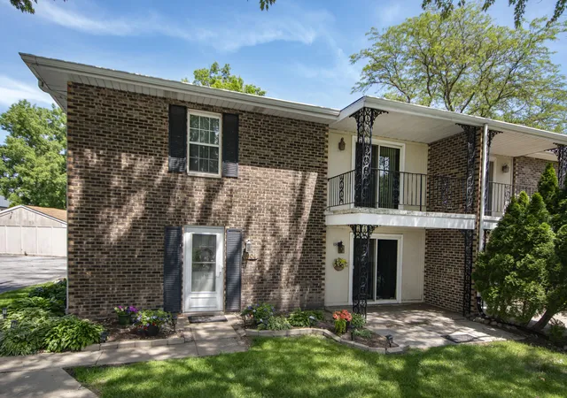 Homes for sale in Schererville, IN | 1904 Burgundy St, Schererville, IN 46375 | MLS# 839833