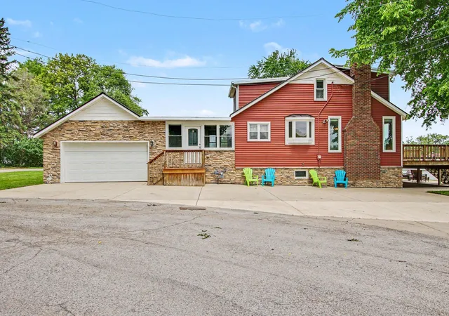 Homes for sale in Lowell, IN | 515 Lakeview Ct, Lowell, IN 46356 | MLS# 839850