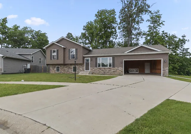 2nd image of 699 Cross Meadows Dr, Valparaiso, IN 46385 | MLS# 840019