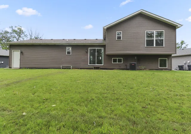 4th image of 699 Cross Meadows Dr, Valparaiso, IN 46385 | MLS# 840019