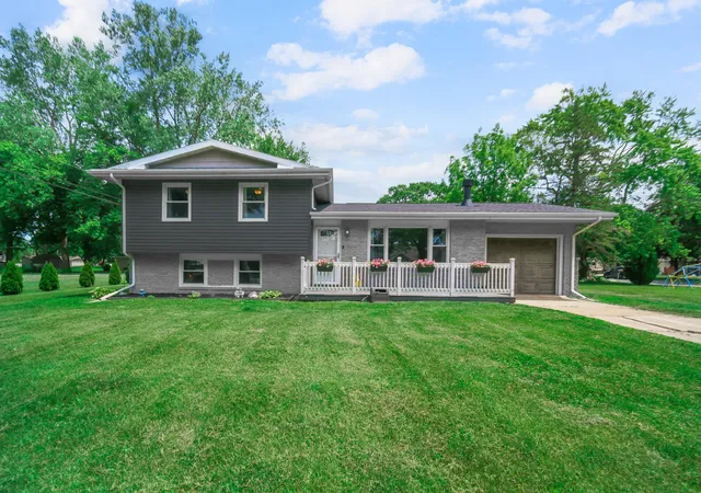 1st image of 9 Hickory Dr, Hobart, IN 46342 | MLS# 840005
