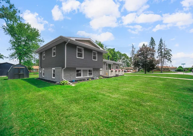 2nd image of 9 Hickory Dr, Hobart, IN 46342 | MLS# 840005