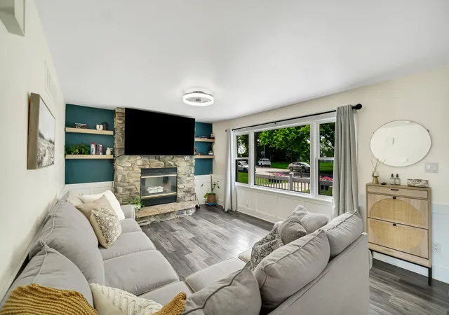 3rd image of 9 Hickory Dr, Hobart, IN 46342 | MLS# 840005