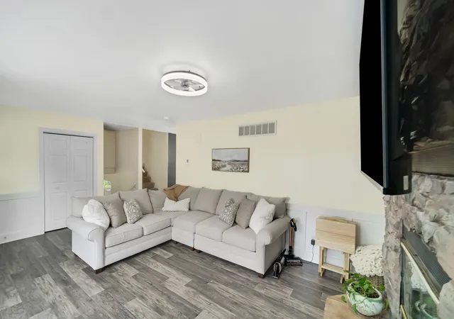 4th image of 9 Hickory Dr, Hobart, IN 46342 | MLS# 840005