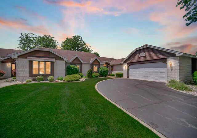 Homes for sale in Schererville, IN | 32 Gleneagles Dr, Schererville, IN 46375 | MLS# 840291