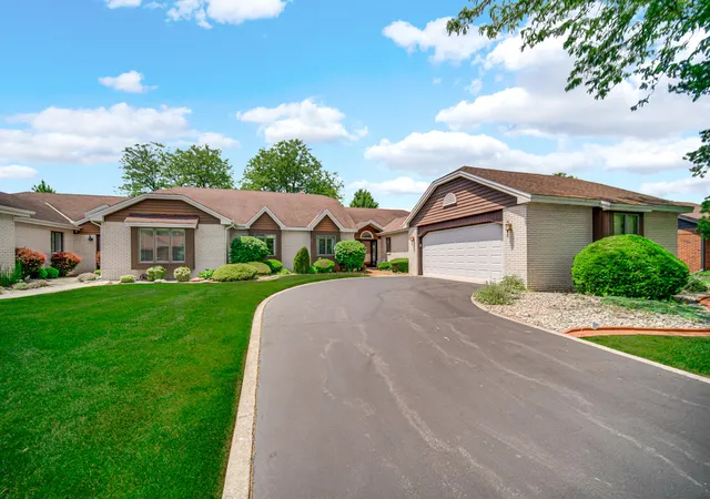 Homes for sale in Schererville, IN | 32 Gleneagles Dr, Schererville, IN 46375 | MLS# 840291