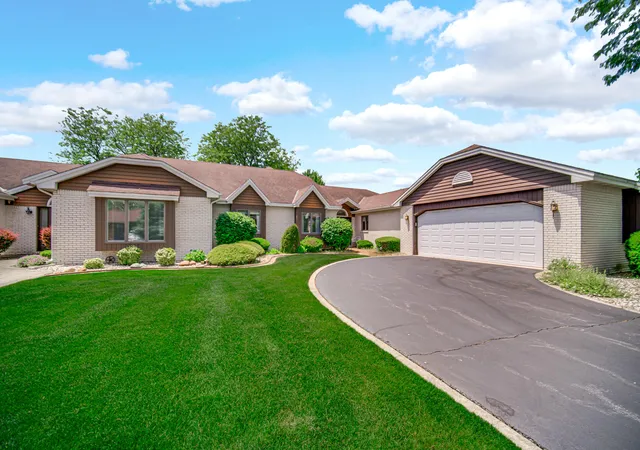 Homes for sale in Schererville, IN | 32 Gleneagles Dr, Schererville, IN 46375 | MLS# 840291