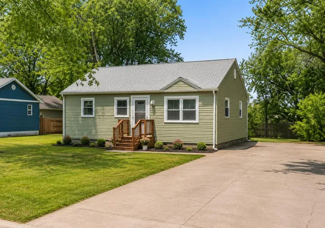 Photo 2 of Single family home for sale at 228 Oak St, Crown Point, IN 46307 | MLS# 840340 | Listing updated on 2026-09-21