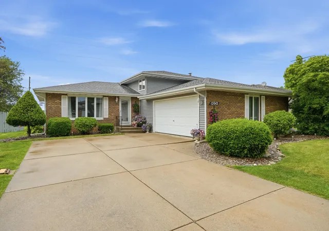 Homes for sale in St. John, IN | 12042 W 103rd Ct, St. John, IN 46373 | MLS# 840403