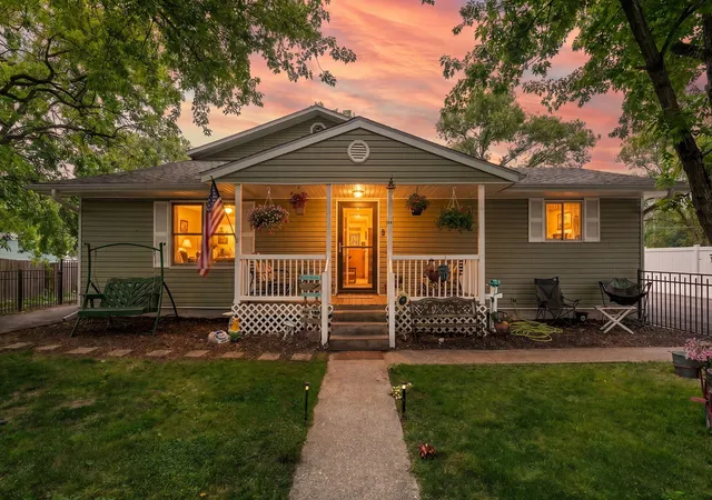 1st image of 33 E Washington Ave, Hobart, IN 46342 | MLS# 840264