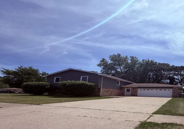 2nd image of 209 Lincoln Ave, Hobart, IN 46342 | MLS# 840147