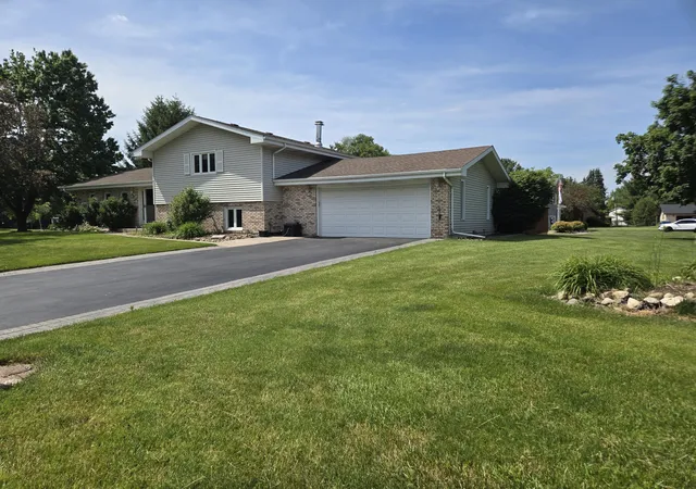 Homes for sale in Saint John, IN | 9134 Schafer Dr, Saint John, IN 46373 | MLS# 840300