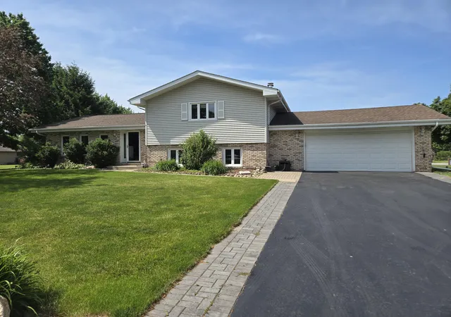 Photo 3 of Single family home for sale at 9134 Schafer Dr, Saint John, IN 46373 | MLS# 840300 | Listing updated on 2026-07-02