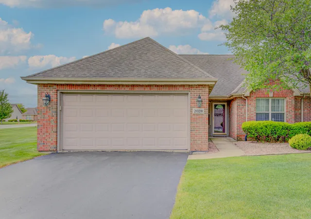 Photo 2 of Townhouse for sale at 2028 Wildwood Cir, Highland, IN 46322 | MLS# 840537 | Listing updated on 2026-08-07