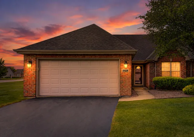 Townhouse for sale at 2028 Wildwood Cir, Highland, IN 46322 | MLS# 840537