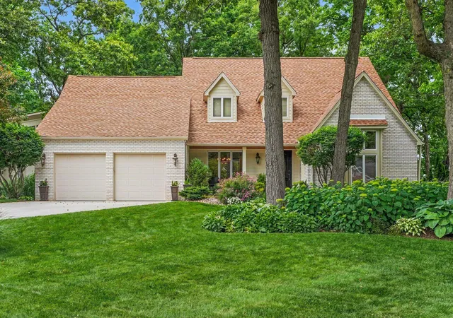 2nd image of 185 Amhurst Pl, Valparaiso, IN 46385 | MLS# 840363