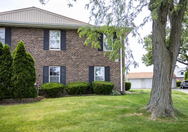Homes for sale in Schererville, IN | 1902 Burgundy St, Schererville, IN 46375 | MLS# 840436