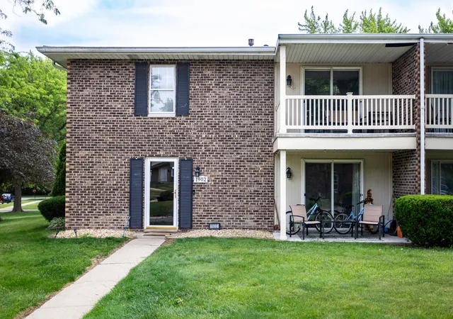Homes for sale in Schererville, IN | 1902 Burgundy St, Schererville, IN 46375 | MLS# 840436
