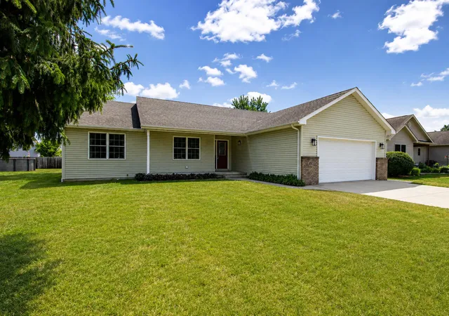 Homes for sale in De Motte, IN | 127 Juniper St Nw, De Motte, IN 46310 | MLS# 840690