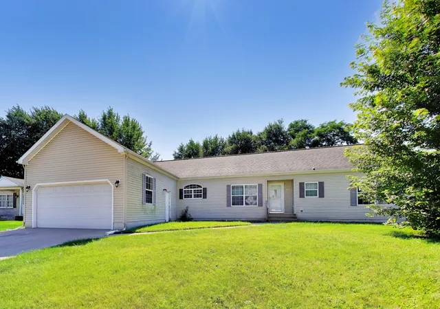 2nd image of 852 Springdale Dr, Hobart, IN 46342 | MLS# 843242