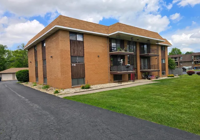 Homes for sale in Schererville, IN | 716 Moraine Tr #10, Schererville, IN 46375 | MLS# 840505