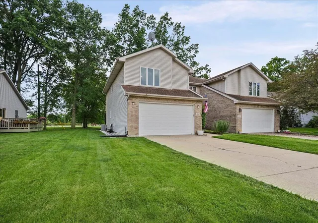 Photo 3 of Sale Pending at 2215 Texas St, Chesterton, IN 46304 | MLS# 840803 | Listing updated on 2026-08-20