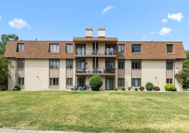 1st image of 643 South St #103, Munster, IN 46321 | MLS# 840578