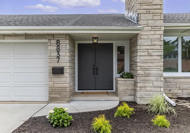 Homes for sale in Highland, IN | 8837 Parkway Dr, Highland, IN 46322 | MLS# 840565