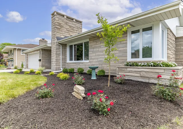 Homes for sale in Highland, IN | 8837 Parkway Dr, Highland, IN 46322 | MLS# 840565