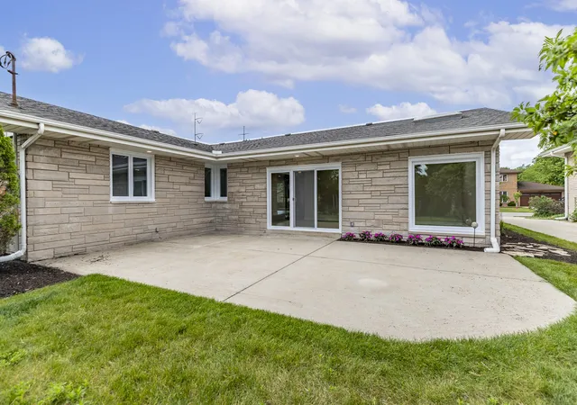 4th image of 8837 Parkway Dr, Highland, IN 46322 | MLS# 840565